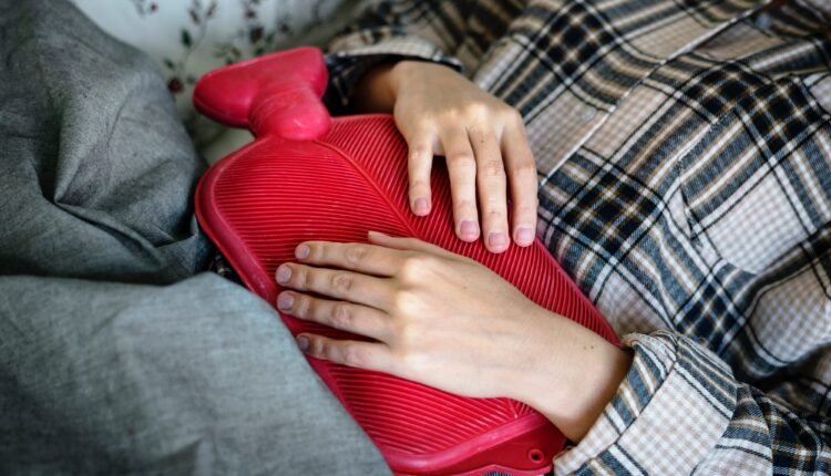 Bir Crohn hastalığı teşhisi ile tereddüt etmek zor olabilir. Kalan sorular, kaygı ve tecrit duyguları özellikle zor olabilir. Ama unutmayın: Desteğiniz var ve yalnız değilsiniz. Crohn's & Colitis Foundation, Amerika Birleşik Devletleri'nde 780.000 kadar insanın Crohn'larla yaşadığını ve her yıl 33.000 yeni vakanın teşhis edildiğini tahmin ediyor. Netlik ve destek sağlamaya yardımcı olmak için Crohn Hastalığı ile Yaşam topluluk grubumuzun üyelerine, Crohn teşhisi konmuş birine ne tavsiyelerde bulunacaklarını sorduk . Şimdi, bir kişi için işe yarayan şeyin diğeri için en iyi seçenek olmayabileceğine dikkat edilmelidir. Ancak bazen, yabancılardan gelen biraz destek fark yaratabilir. “Deneyimlerime göre, Crohn yolculuğumun başlangıç ​​kısmı en kötüydü, çünkü o zamanlar en hastaydım ve doktorlar neyin yanlış olduğunu bilmiyordu. Ama en kötüsü bitti ve oradan sadece yokuş yukarı. Şimdi kaba kısımda savaşırken bunu aklınızda bulundurun; yaşam kaliteniz yükselebilir ! ” - Terrence J. “Çantamda her zaman birkaç şey taşıyorum: Imodyum, ıslak mendil, antianksiyete ilaçları ve taze iç çamaşırı. Nadiren bunlardan birini kullanmak zorundayım, ama her ihtimale karşı bu desteğe sahip olduğumu bilmek hoşuma gidiyor. ” - Bradley S. “Kötü günlerim var, ama stres en kötü tetikleyicim, bu yüzden stresli olduğunuzda kendinizi sakinleştirmenin yollarını bulun.” - Amanda Camacho Alevlenmelere yol açan stresten kurtulma hakkında daha fazla bilgi edinin » “Gümüş astarları bulun. Örneğin, birisi bana yiyecek veya içecek bir şey teklif ettiğinde, 'Sevmiyorum' demek ve 'Sadece dene!' yorum, ben Crohn dostu değildir diyebilirim ve bırakın. Bu küçük şeyler. ” - Kim B. “Size karşı çok samimi olacağım: Crohn'unki gibi görünmez, kronik bir hastalıkla yaşamak çok zor olabilir. Bir günden diğerine vücuduna ne olacağını pek bilmiyorsun. Bununla birlikte, sık sık sevdiğiniz bir doktora danışırsanız, dengeli bir diyet ve egzersiz rejimi izleyin ve nasıl hissettiğiniz konusunda destek sisteminizle açık bir diyalog sürdürün, Crohn'larla yaşamınız çok daha yönetilebilir olabilir ve eğlenceli olabilir! ” - Michael Kasian “Bizi geride tutan şey bizi tanımlayan değil. Bize zorlamaya devam etmeyi umut eden şey budur. Dokuz yıllık acı, utanç, depresyon, karışıklık, hasta günler, kolonoskopiler, doktor ziyaretleri, ilaçlar ve banyo ihtiyacının sürekli varlığı için müteşekkir hissederek gelişiyorum. Bu Crohnie hayatının bana neler yaptığı ve bana ne öğrettiği ve henüz bana ne öğrettiği için minnettarım. ” - Jean C. “Size Crohn ve sigara sigaraları teşhisi konduysa, bu sigarayı söndürün ve asla sigara içmemeniz için bir yol bulun. Yıllarca Crohn'larım vardı, ama sigarayı bıraktığımda yüz kat daha iyi hissettim. ” - Don M. Crohn hastalığı ile sigarayı nasıl güvenle bırakacağınız hakkında daha fazla bilgi edinin » “12 yaşımdan beri Crohn'ları yaşadım. Bu bir yaşam tarzıydı. Harika günler, zor günler ve korkunç günler var. Ama bu benim hayatım. İyiye gülümsüyorum, kötüye gülümsüyorum. Her zaman kolay değil, ama yapılabilir. Ve en kötü günün ortasında neredeyse her zaman sana neşe getirecek bir şey var. ” - Katherine G. “Bir süre sonra daha iyi oluyor - esasen zaman içinde ne yiyip yiyemeyeceğinizi iyi anladığınız ve vücudunuzu dinlemeyi gerçekten öğrendiğiniz için. Yıllar önce tam zamanlı çalışacak kadar iyi hissetmeyeceğimi düşündüm. Şimdi tam zamanlı çalışıyorum ve bir de bebeğim oldu! ” - Tiffany Swail “Sakin olun, gerçekten zaman ayıran ve her şeyi tartışan bir doktor bulun. Bol su için, dinlen ve kendini fazla tüketme. Ama yine de seni mutlu eden şeyi yapmayı unutma. ” - Anonim Healthline's Living with Crohn Hastalığı topluluk grubuna katılın » “Onunla yaşayabilirsin. Bu bir yaşam tarzı ayarı. Doğru ilacı bulun, bağışıklık sisteminizi neyin tetiklediğini bulun ve stres azaltma tekniklerinizi bulun. Onunla 30 yıldır yaşadım ve iyi bir hayat yaşıyorum. Onunla yaşayan futbolcular ve ünlüler bile var! ” - Cheryl L. Hunt “Bu hastalık sizi tanımlamıyor. Hastalığımla anlaşmak uzun zaman aldı. Neden başıma geldiğini ve ne zaman iyileşeceğini merak ettim. Şu anda ne kadar karanlık görünse de, tünelin sonunda güçlü kalmanız ve ışık olduğunu bilmelisiniz. Ayrıca bir ostomiye eklenmeyi buldum ve j-pouch grubuna güvenimde çok yardımcı oldu. Konuşacağınızı bilenlere sahip olmak güzel! ” - Sarah Davis Michael Kasian, Healthline'da görünmez hastalıklarla yaşayan başkalarının hikayelerini, Crohn'larla yaşarken paylaşmaya odaklanan bir özellik editörüdür.